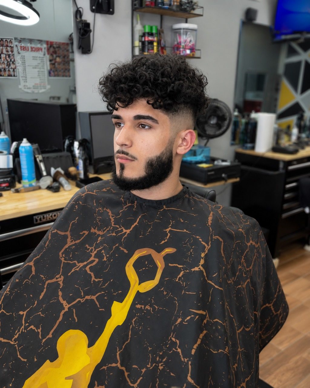 Corte masculino con rizos y barba