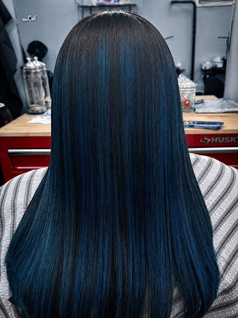 Color azul y cabello liso realizado por Gaby