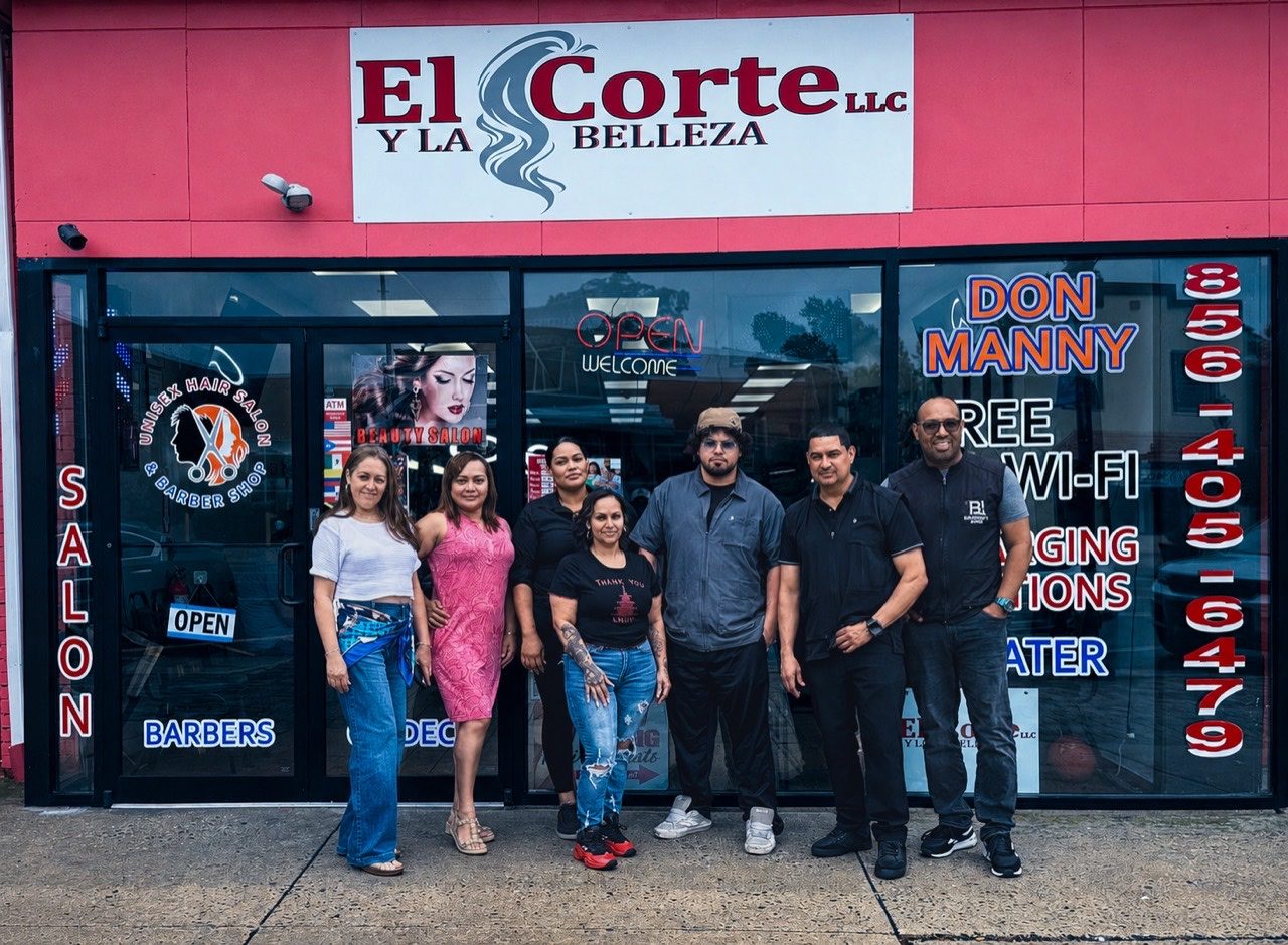 Equipo frente al local de El Corte Y La Belleza