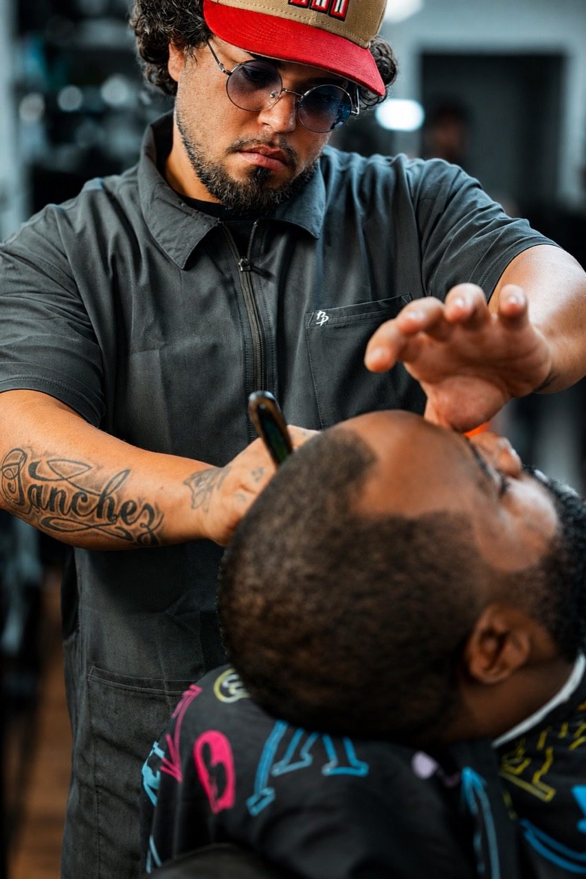 Lupe trabajando con un cliente