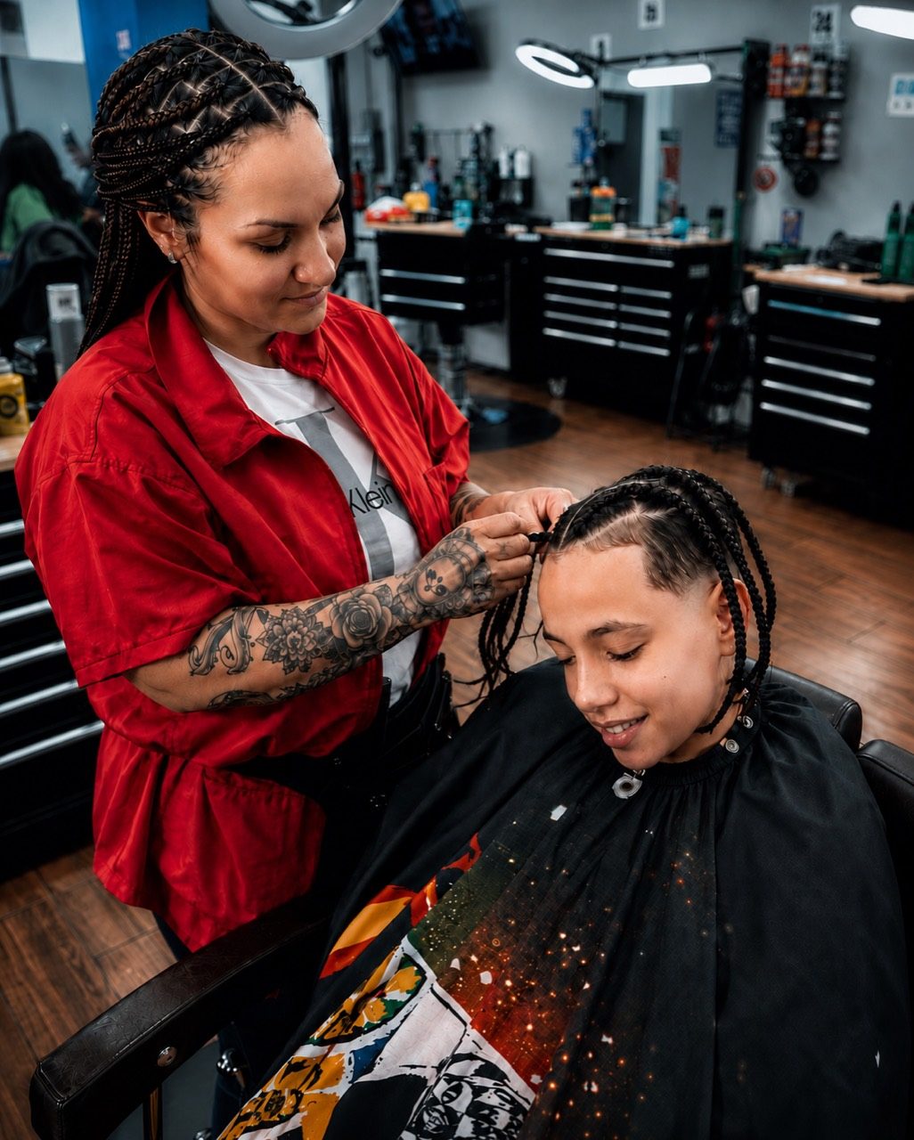 Mandy trabajando en un servicio de trenzas