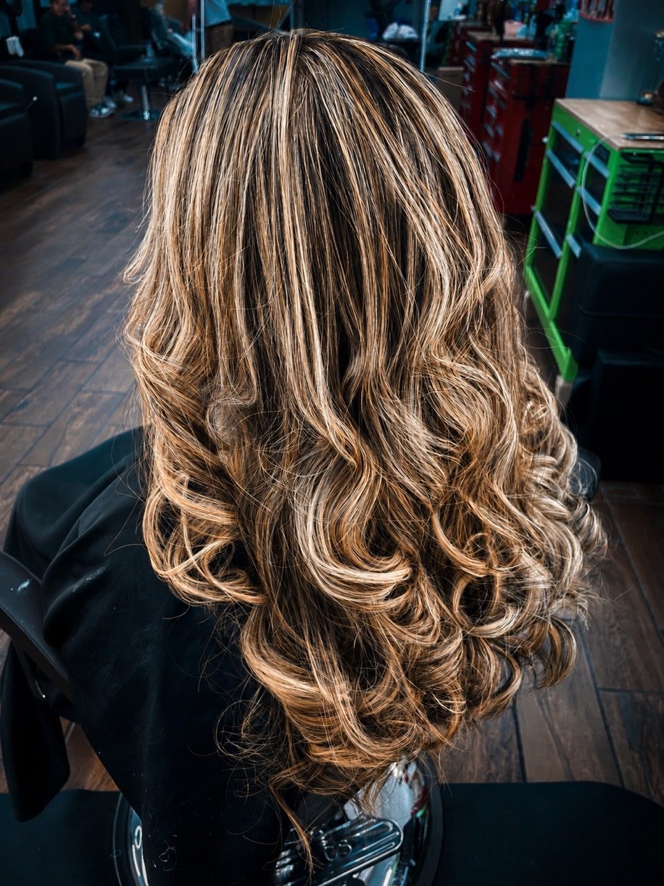 Highlights y rizos realizados por Mandy