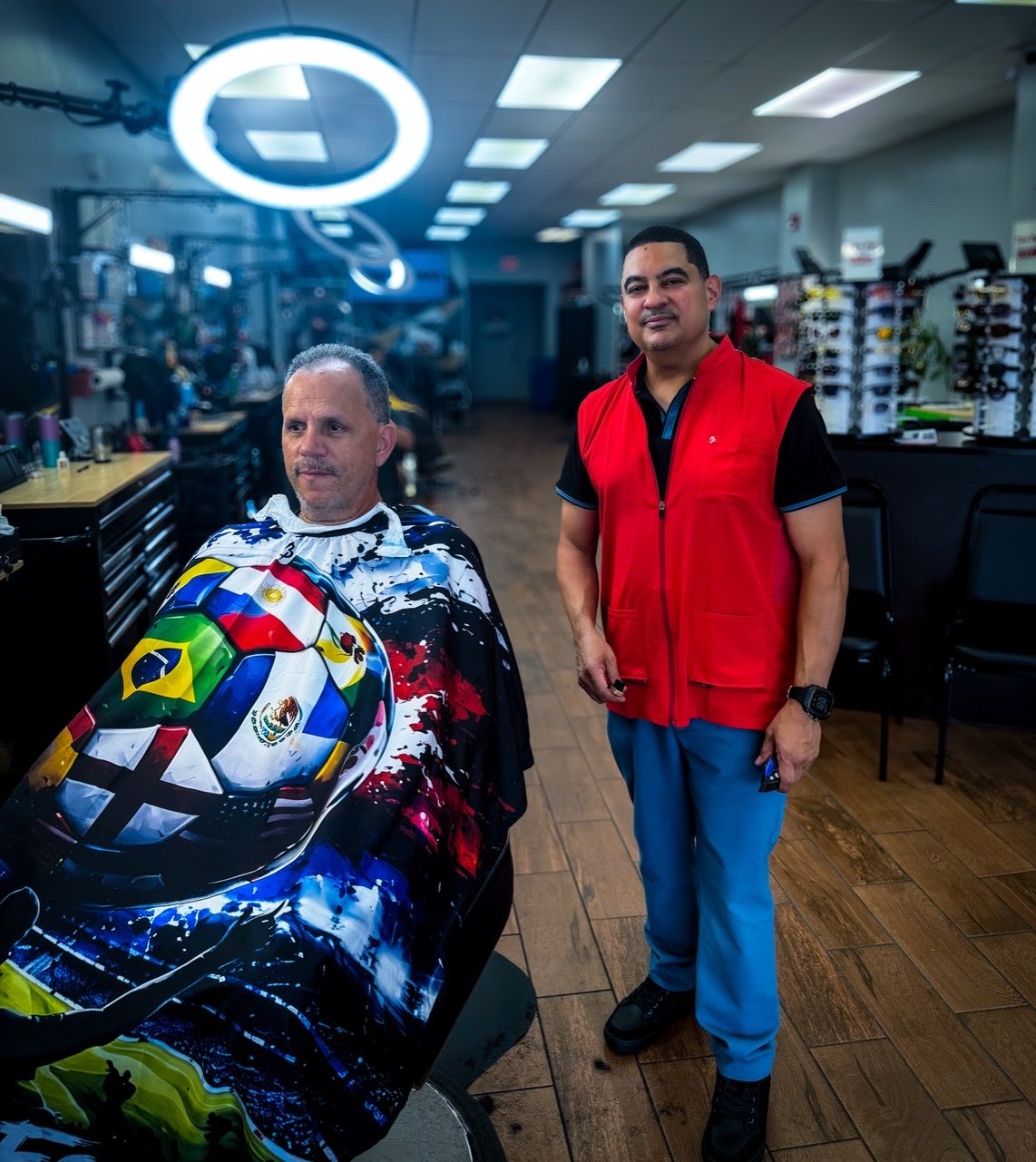 Manny junto a un cliente en El Corte Y La Belleza