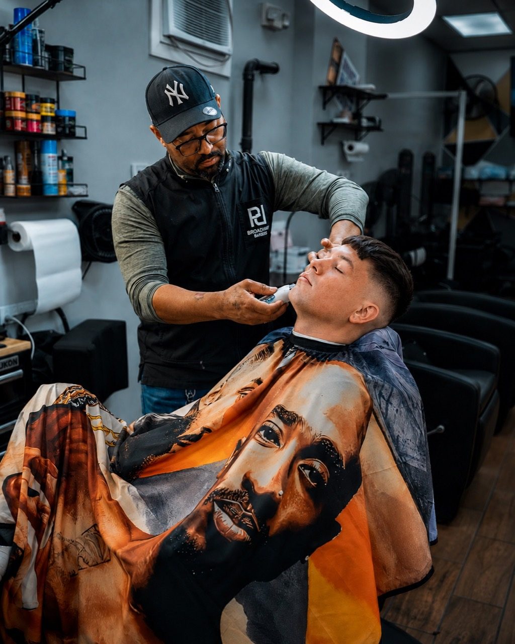 Rico Vázquez trabajando con un cliente