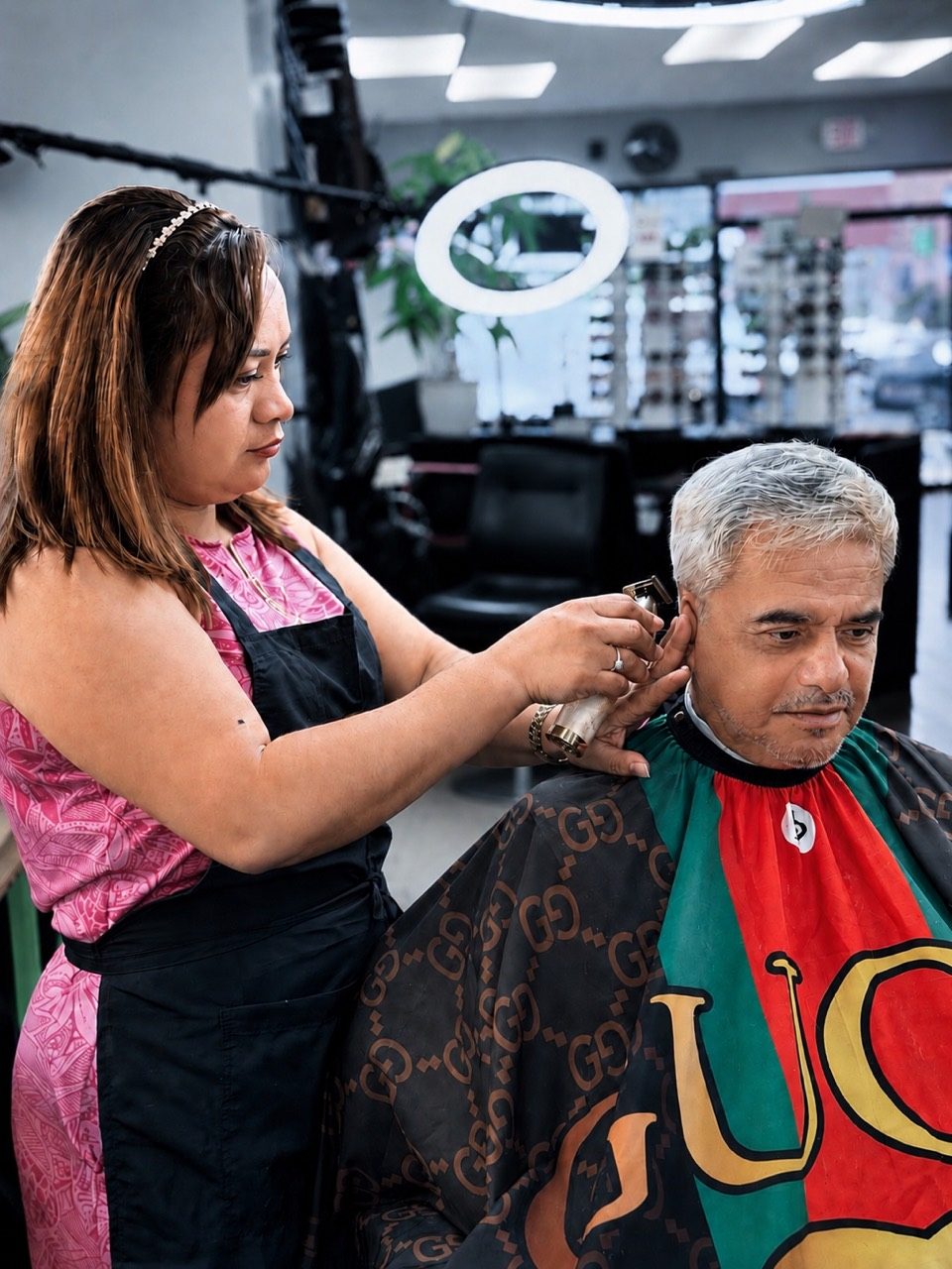 Silvia trabajando con un cliente